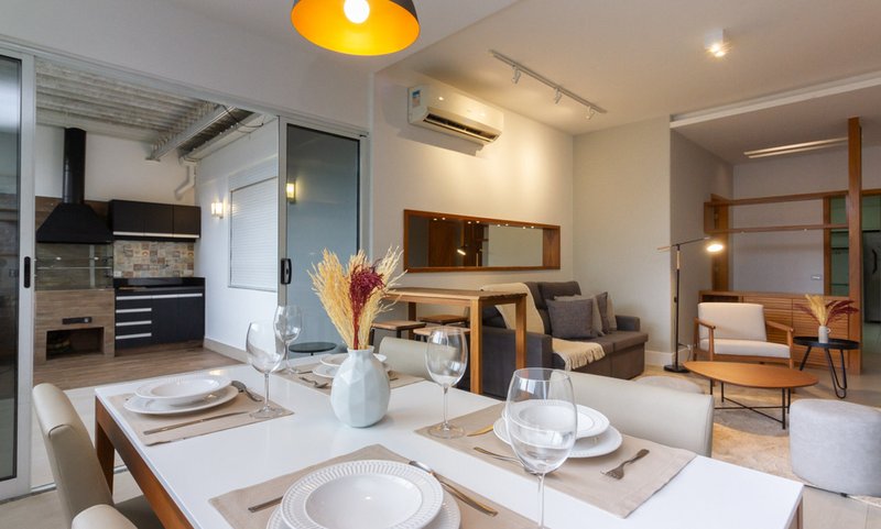 Mobiliado com 3 dormitórios, 2 banheiros e 135m², oferece o maior conforto para você Rua Prudente de Moraes Rio de Janeiro - 
