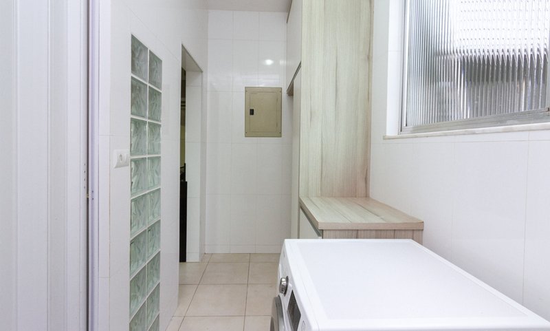 Mobiliado com 3 dormitórios, 2 banheiros e 135m², oferece o maior conforto para você Rua Prudente de Moraes Rio de Janeiro - 