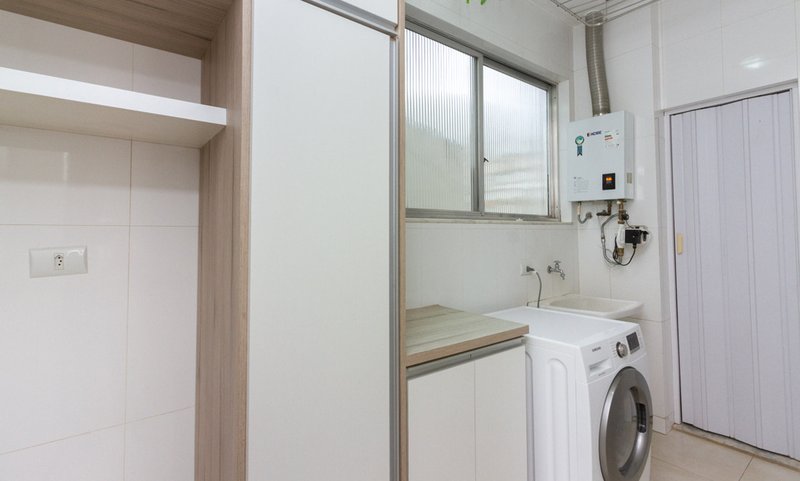 Mobiliado com 3 dormitórios, 2 banheiros e 135m², oferece o maior conforto para você Rua Prudente de Moraes Rio de Janeiro - 