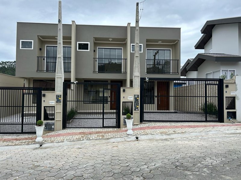 SOBRADO COM 2 SUÍTES NO BAIRRO SÃO JOÃO - Brusque - 