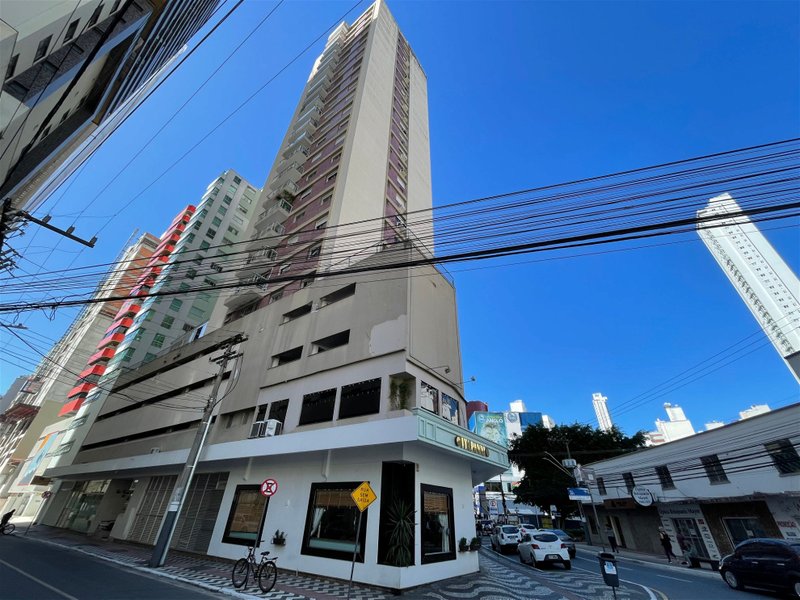 Apartamento localizado no CENTRO de Balneário Camboriú, a 350m do MAR!! Rua 201 Balneário Camboriú - 