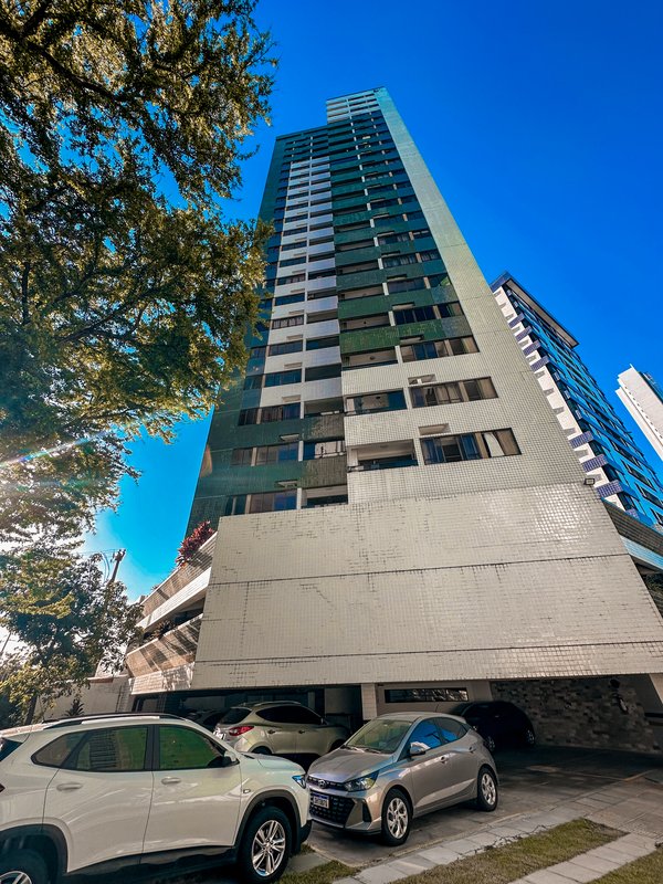 Alugo Apartamento com 3 quartos sendo 2 suítes com 2 vagas  por R$ 3.500,00 taxas inclusas Rua Amália Bernardino de Sousa Recife - 