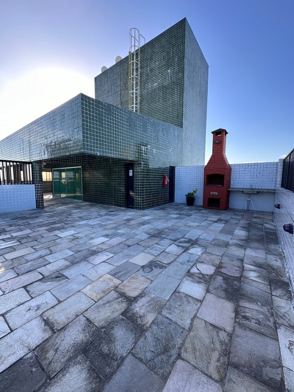 Alugo Apartamento com 3 quartos sendo 2 suítes com 2 vagas  por R$ 3.500,00 taxas inclusas Rua Amália Bernardino de Sousa Recife - 