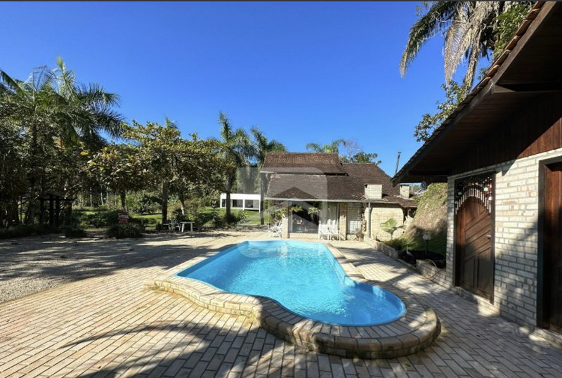 SÍTIO COM 1 SUÍTE MAIS 2 DORMITÓRIO, PISCINA, LAGOA E 6 VAGAS DE GARAGEM - Gaspar - 