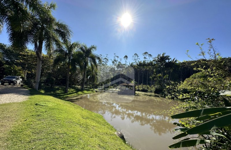 SÍTIO COM 1 SUÍTE MAIS 2 DORMITÓRIO, PISCINA, LAGOA E 6 VAGAS DE GARAGEM - Gaspar - 
