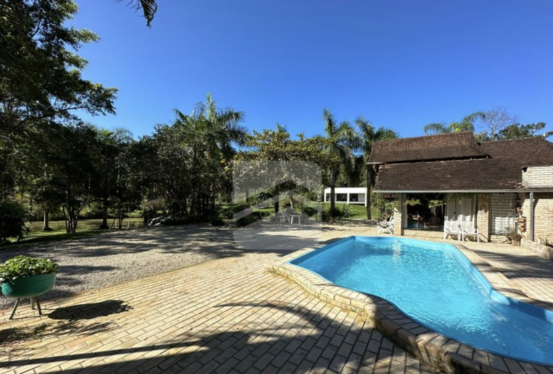 SÍTIO COM 1 SUÍTE MAIS 2 DORMITÓRIO, PISCINA, LAGOA E 6 VAGAS DE GARAGEM - Gaspar - 