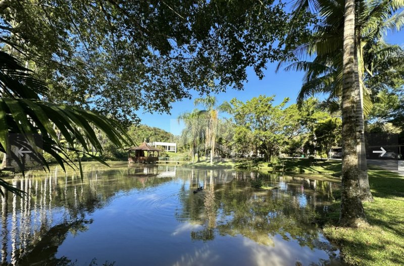 SÍTIO COM 1 SUÍTE MAIS 2 DORMITÓRIO, PISCINA, LAGOA E 6 VAGAS DE GARAGEM - Gaspar - 