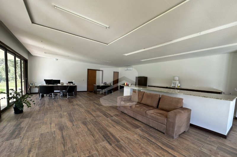 SÍTIO COM 1 SUÍTE MAIS 2 DORMITÓRIO, PISCINA, LAGOA E 6 VAGAS DE GARAGEM - Gaspar - 