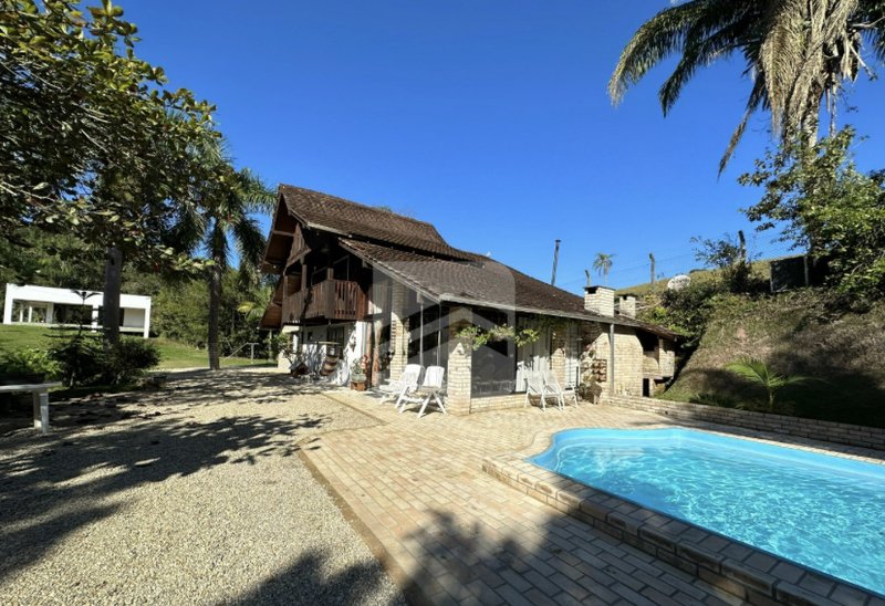 SÍTIO COM 1 SUÍTE MAIS 2 DORMITÓRIO, PISCINA, LAGOA E 6 VAGAS DE GARAGEM - Gaspar - 