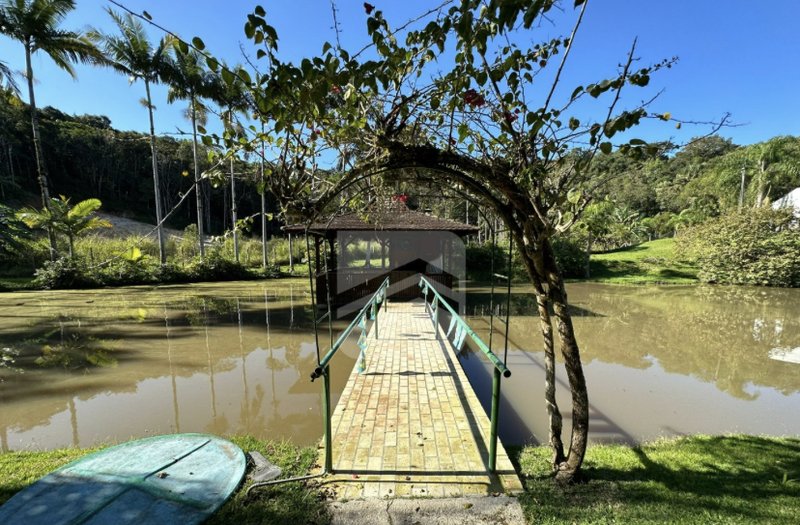 SÍTIO COM 1 SUÍTE MAIS 2 DORMITÓRIO, PISCINA, LAGOA E 6 VAGAS DE GARAGEM - Gaspar - 