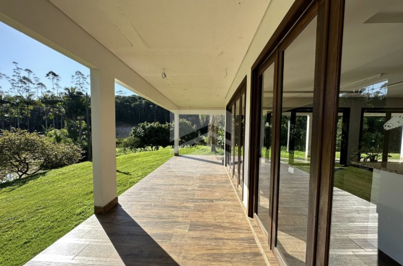 SÍTIO COM 1 SUÍTE MAIS 2 DORMITÓRIO, PISCINA, LAGOA E 6 VAGAS DE GARAGEM - Gaspar - 