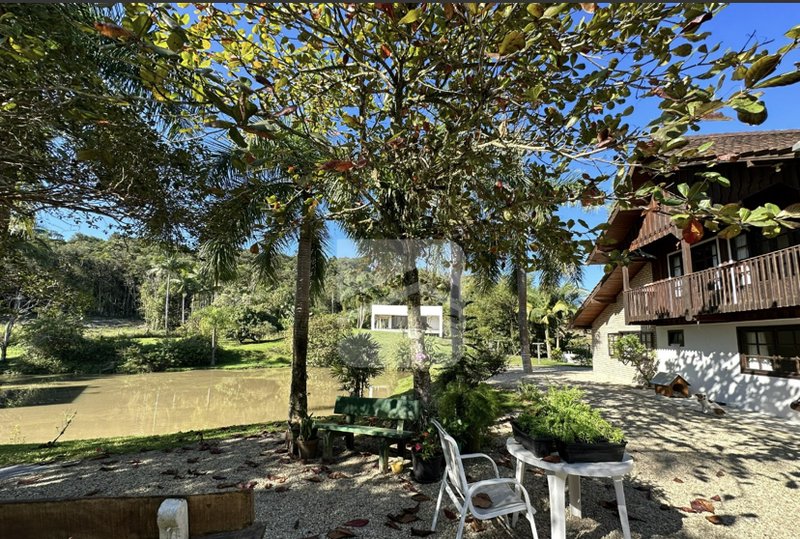 SÍTIO COM 1 SUÍTE MAIS 2 DORMITÓRIO, PISCINA, LAGOA E 6 VAGAS DE GARAGEM - Gaspar - 