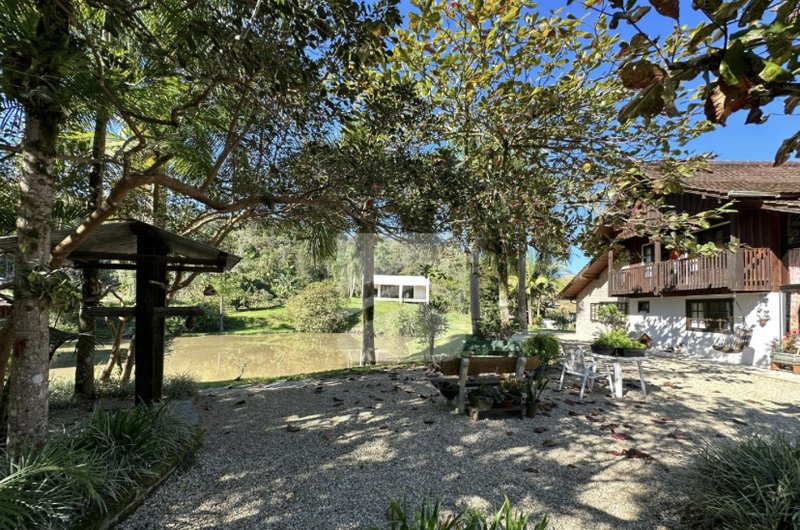 SÍTIO COM 1 SUÍTE MAIS 2 DORMITÓRIO, PISCINA, LAGOA E 6 VAGAS DE GARAGEM - Gaspar - 