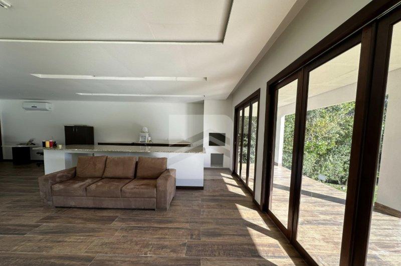 SÍTIO COM 1 SUÍTE MAIS 2 DORMITÓRIO, PISCINA, LAGOA E 6 VAGAS DE GARAGEM - Gaspar - 