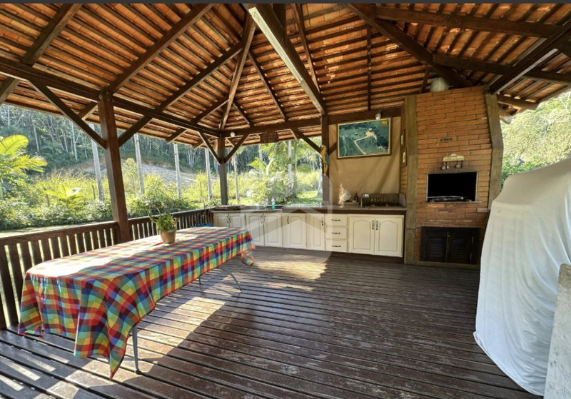SÍTIO COM 1 SUÍTE MAIS 2 DORMITÓRIO, PISCINA, LAGOA E 6 VAGAS DE GARAGEM - Gaspar - 