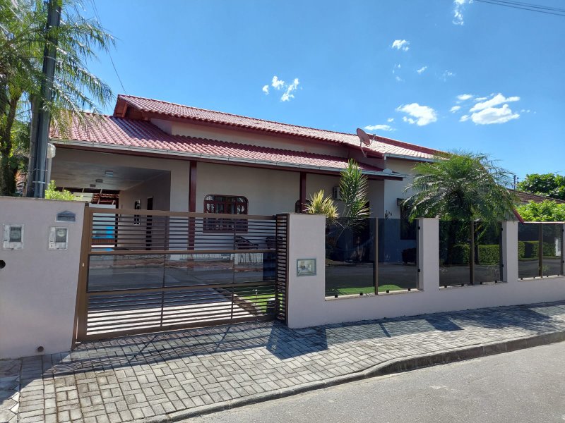 Casa com piscina próximo a Malwee - Jaraguá do Sul Rua Alfredo Hanemann Jaraguá do Sul - 