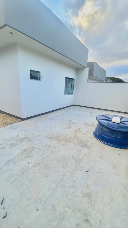 CASA COM UMA SUÍTE MAIS DOIS DORMITÓRIOS NO BAIRRO DOM JOAQUIM - Brusque - 