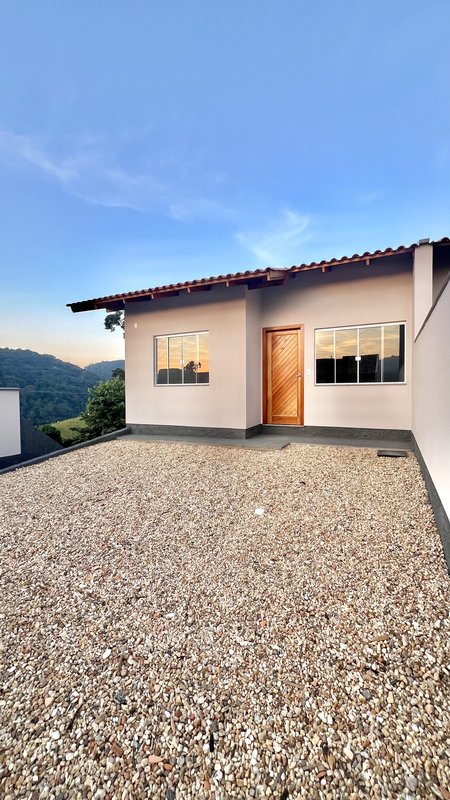 CASA COM 1 SUÍTE MAIS 2 DORMITÓRIOS EM DOM JOAQUIM - Brusque - 