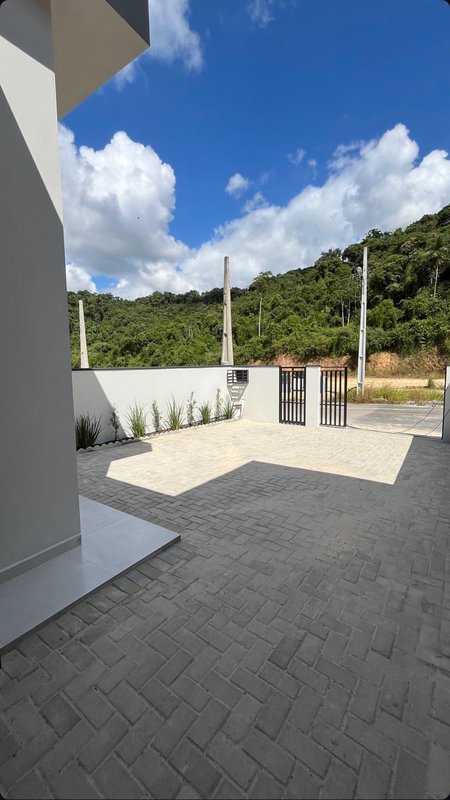 CASA COM 1 SUÍTE MAIS 2 DORMITÓRIOS NO BAIRRO RIO BRANCO - Brusque - 