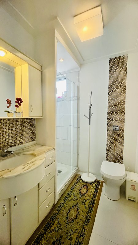 R$ 950.000 - EXCLUSIVIDADE - ESPETACULAR APARTAMENTO - REFORMADO - 108M2 - 3 DORM - VISTA Rua Garibaldi Porto Alegre - 