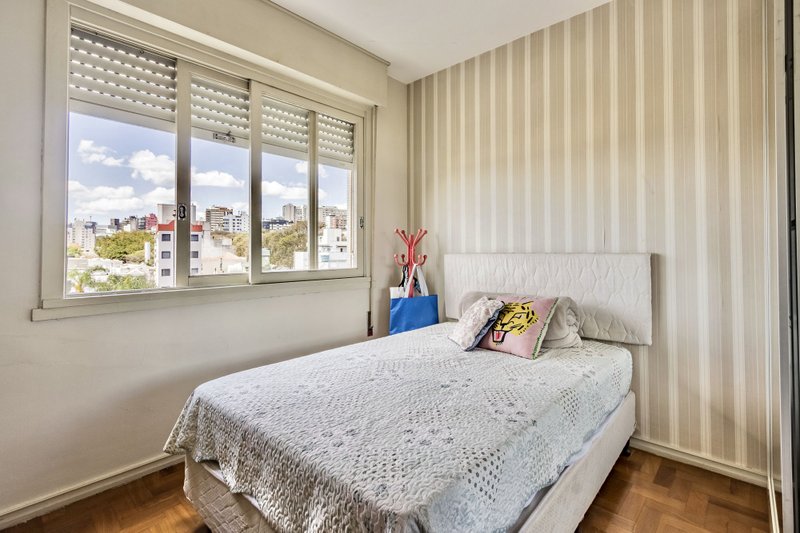 R$ 745.000 - EXCLUSIVIDADE - ESPETACULAR APARTAMENTO - REFORMADO - 108M2 - 3 DORM - VISTA Rua Garibaldi Porto Alegre - 