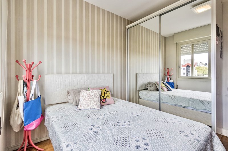 R$ 745.000 - EXCLUSIVIDADE - ESPETACULAR APARTAMENTO - REFORMADO - 108M2 - 3 DORM - VISTA Rua Garibaldi Porto Alegre - 