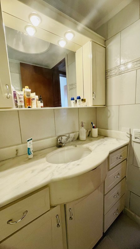 R$ 950.000 - EXCLUSIVIDADE - ESPETACULAR APARTAMENTO - REFORMADO - 108M2 - 3 DORM - VISTA Rua Garibaldi Porto Alegre - 