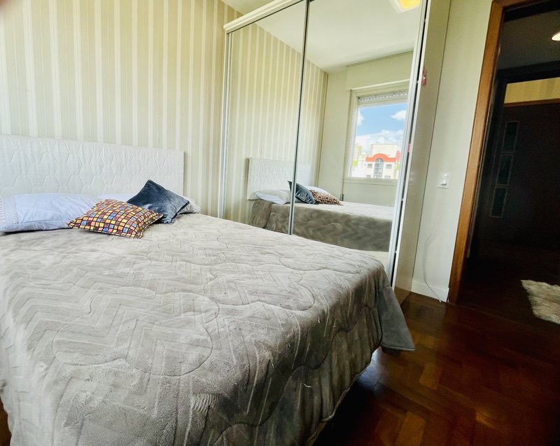 R$ 950.000 - EXCLUSIVIDADE - ESPETACULAR APARTAMENTO - REFORMADO - 108M2 - 3 DORM - VISTA Rua Garibaldi Porto Alegre - 
