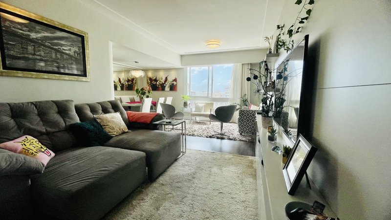 R$ 950.000 - EXCLUSIVIDADE - ESPETACULAR APARTAMENTO - REFORMADO - 108M2 - 3 DORM - VISTA Rua Garibaldi Porto Alegre - 