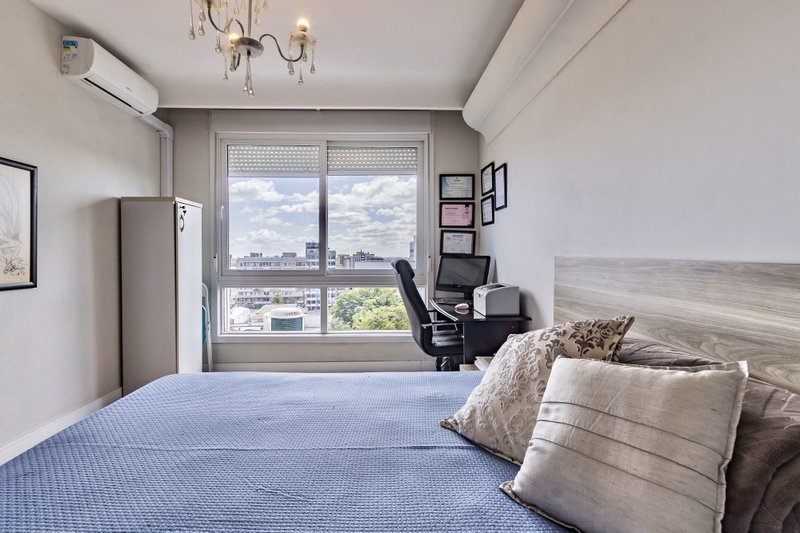 R$ 745.000 - EXCLUSIVIDADE - ESPETACULAR APARTAMENTO - REFORMADO - 108M2 - 3 DORM - VISTA Rua Garibaldi Porto Alegre - 