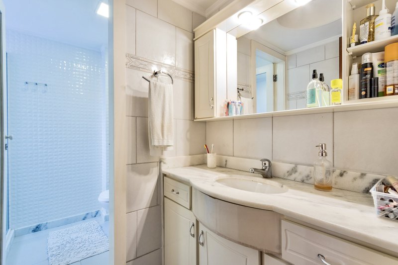 R$ 745.000 - EXCLUSIVIDADE - ESPETACULAR APARTAMENTO - REFORMADO - 108M2 - 3 DORM - VISTA Rua Garibaldi Porto Alegre - 