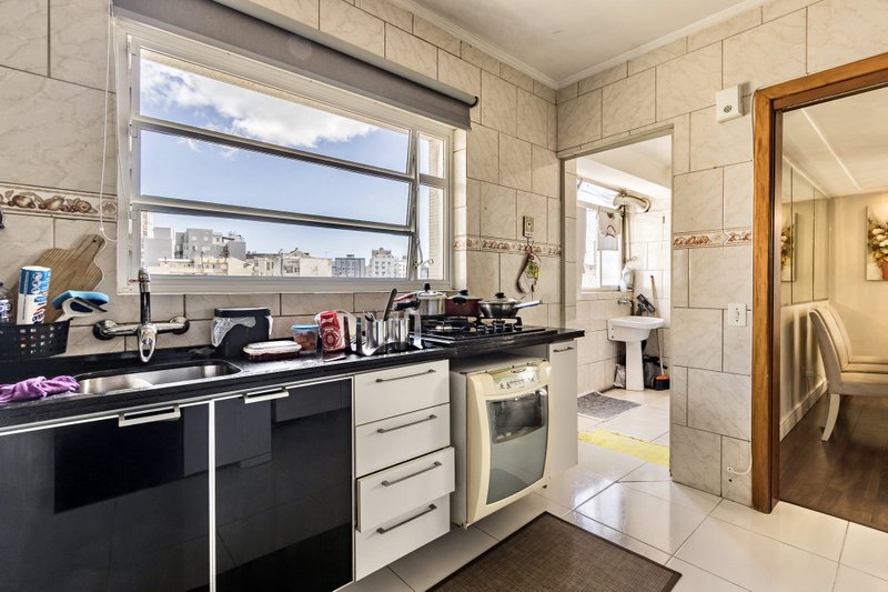 R$ 745.000 - EXCLUSIVIDADE - ESPETACULAR APARTAMENTO - REFORMADO - 108M2 - 3 DORM - VISTA Rua Garibaldi Porto Alegre - 