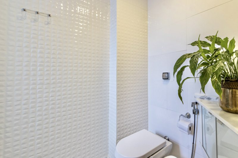 R$ 745.000 - EXCLUSIVIDADE - ESPETACULAR APARTAMENTO - REFORMADO - 108M2 - 3 DORM - VISTA Rua Garibaldi Porto Alegre - 