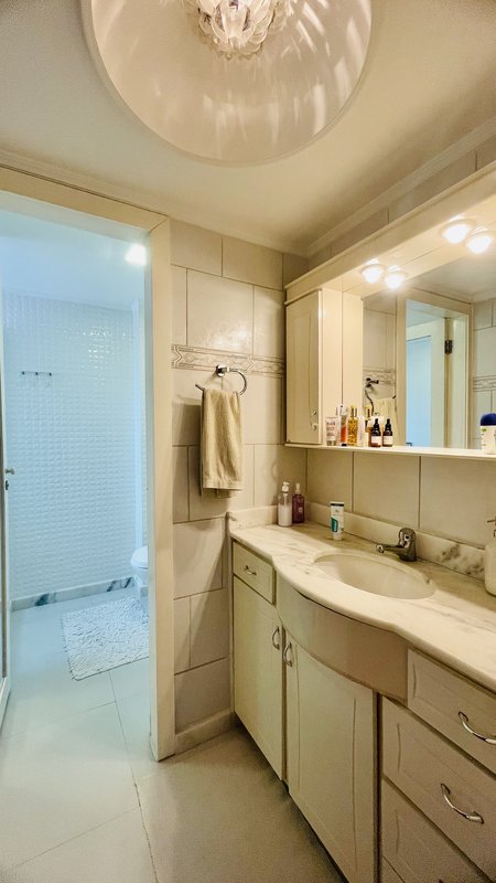 R$ 950.000 - EXCLUSIVIDADE - ESPETACULAR APARTAMENTO - REFORMADO - 108M2 - 3 DORM - VISTA Rua Garibaldi Porto Alegre - 