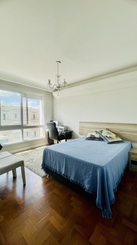 R$ 950.000 - EXCLUSIVIDADE - ESPETACULAR APARTAMENTO - REFORMADO - 108M2 - 3 DORM - VISTA Rua Garibaldi Porto Alegre - 