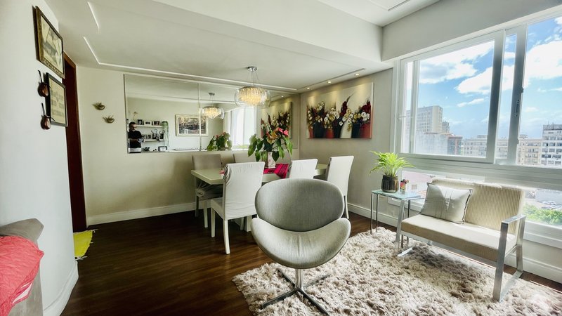 R$ 950.000 - EXCLUSIVIDADE - ESPETACULAR APARTAMENTO - REFORMADO - 108M2 - 3 DORM - VISTA Rua Garibaldi Porto Alegre - 