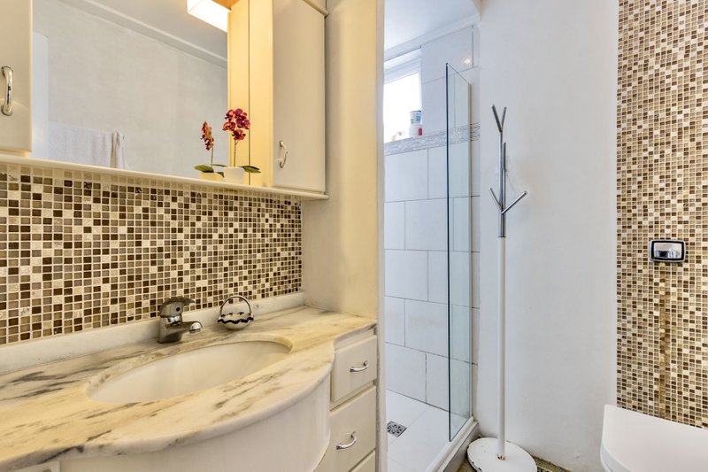 R$ 745.000 - EXCLUSIVIDADE - ESPETACULAR APARTAMENTO - REFORMADO - 108M2 - 3 DORM - VISTA Rua Garibaldi Porto Alegre - 