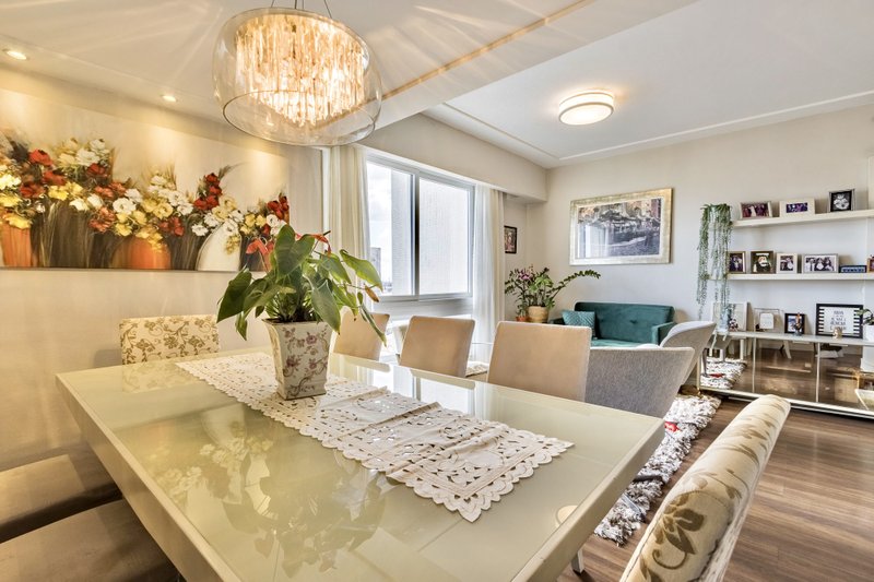 R$ 745.000 - EXCLUSIVIDADE - ESPETACULAR APARTAMENTO - REFORMADO - 108M2 - 3 DORM - VISTA Rua Garibaldi Porto Alegre - 