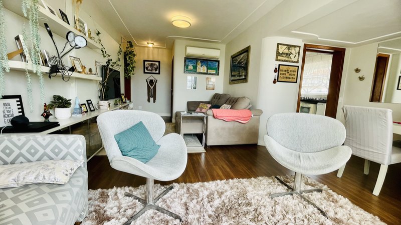 R$ 950.000 - EXCLUSIVIDADE - ESPETACULAR APARTAMENTO - REFORMADO - 108M2 - 3 DORM - VISTA Rua Garibaldi Porto Alegre - 