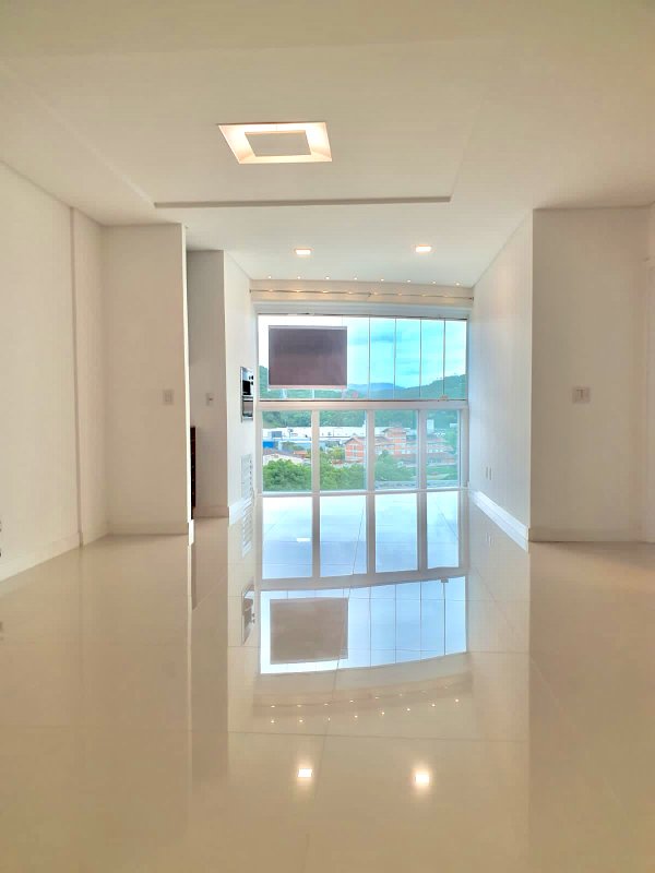 APARTAMENTO COM 1 SUÍTE MAIS 2 DORMITÓRIOS NO CENTRO - Brusque - 