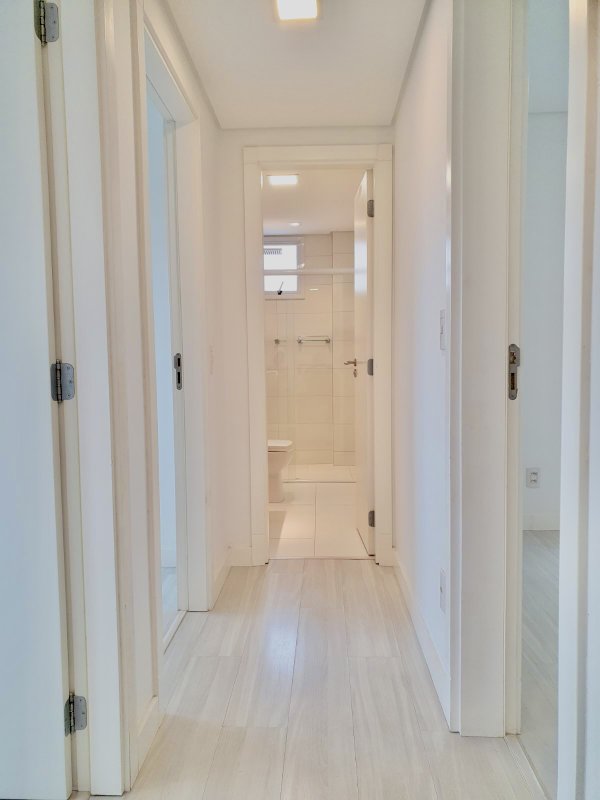APARTAMENTO COM 1 SUÍTE MAIS 2 DORMITÓRIOS NO CENTRO - Brusque - 