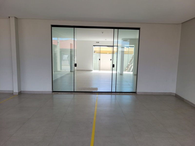 Amplo apartamento em Piçarras com 4 vagas de garagem - Balneário Piçarras - 