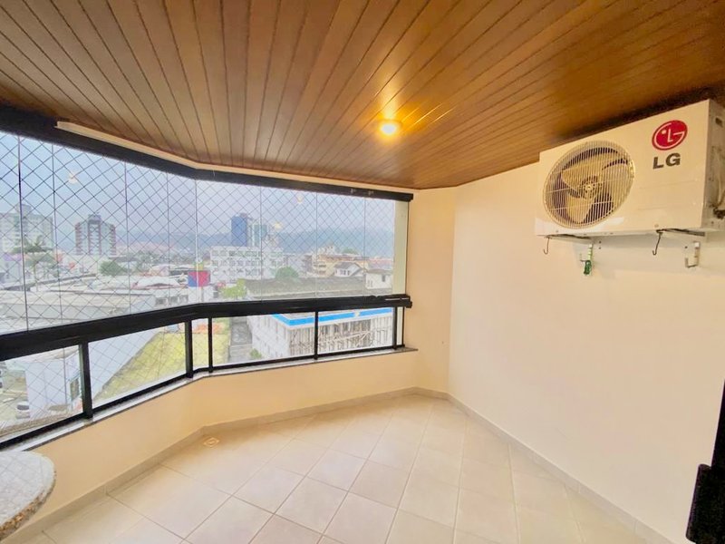 APARTAMENTO COM 1 SUÍTE MAIS 2 DORMITÓRIOS NO CENTRO - Brusque - 