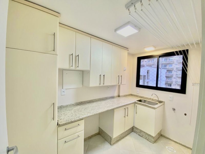 APARTAMENTO COM 1 SUÍTE MAIS 2 DORMITÓRIOS NO CENTRO - Brusque - 