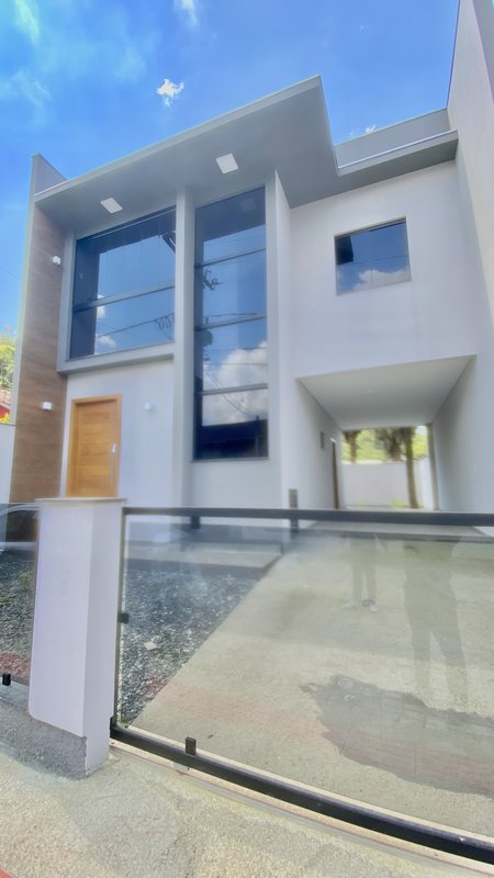 SOBRADO COM 1 SUÍTE MAIS 2 DORMITÓRIOS NO BAIRRO ZANTÃO - Brusque - 