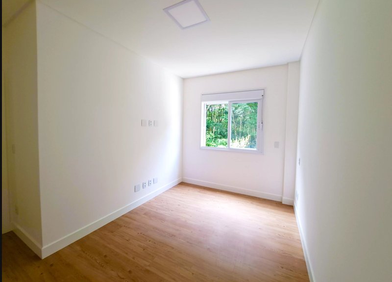 APARTAMENTO COM 1 SUÍTE MAIS 2 DORMITÓRIOS E 2 VAGAS DE GARAGEM NO CENTRO - Brusque - 