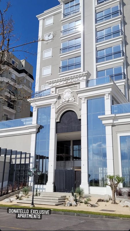 APARTAMENTO COM 1 SUÍTE MAIS 2 DORMITÓRIOS E 2 VAGAS DE GARAGEM NO CENTRO - Brusque - 