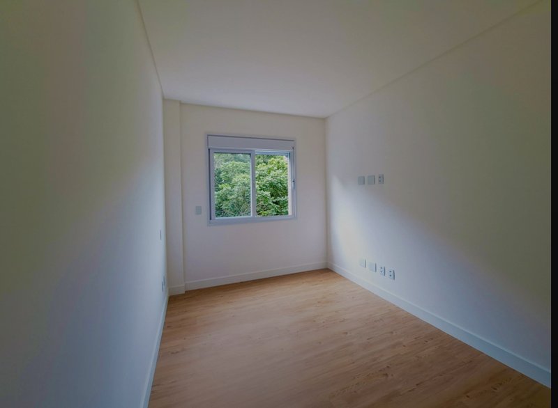APARTAMENTO COM 1 SUÍTE MAIS 2 DORMITÓRIOS, E 2 VAGAS DE GARAGEM NO CENTRO - Brusque - 