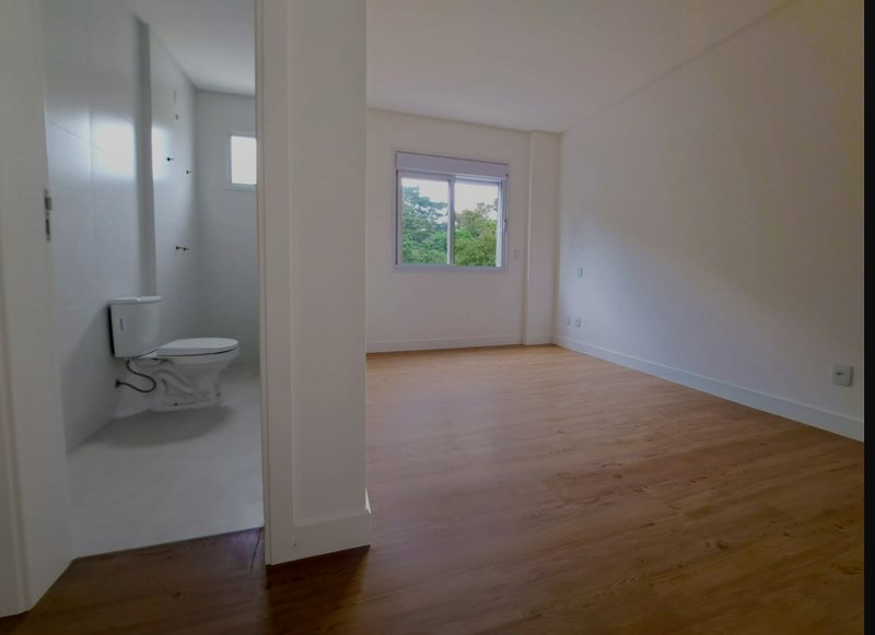 APARTAMENTO COM 1 SUÍTE MAIS 2 DORMITÓRIOS, E 2 VAGAS DE GARAGEM NO CENTRO - Brusque - 