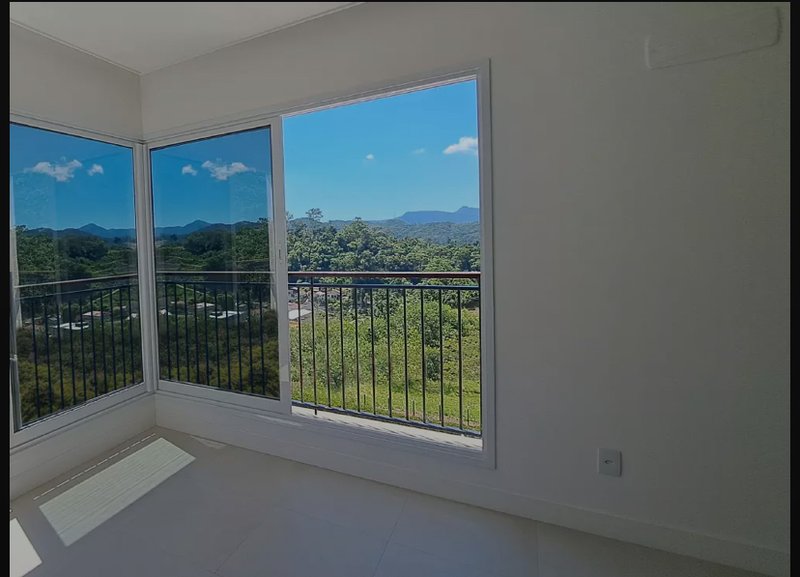 APARTAMENTO COM 1 SUÍTE MAIS 2 DORMITÓRIOS, E 2 VAGAS DE GARAGEM NO CENTRO - Brusque - 